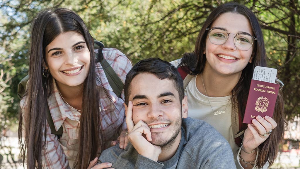 amigos felices con su pasaporte italiano