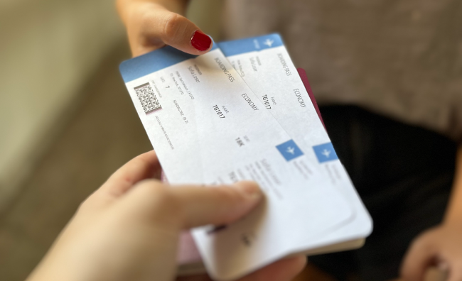 Entrega de pasaportes y pasajes