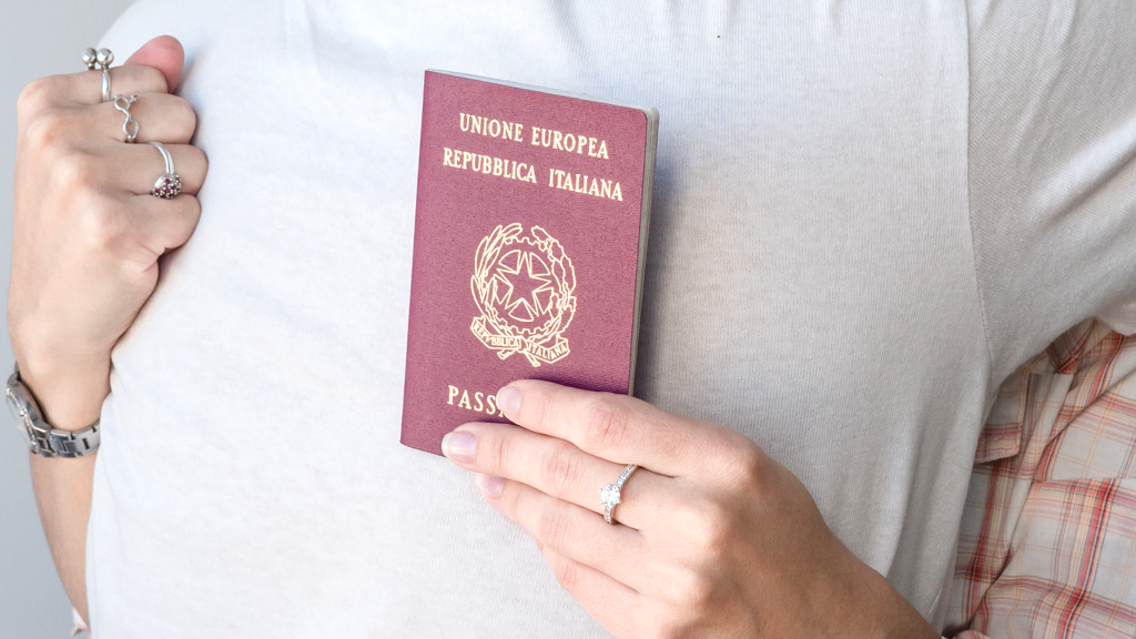 Abrazo de pareja con pasaporte italino